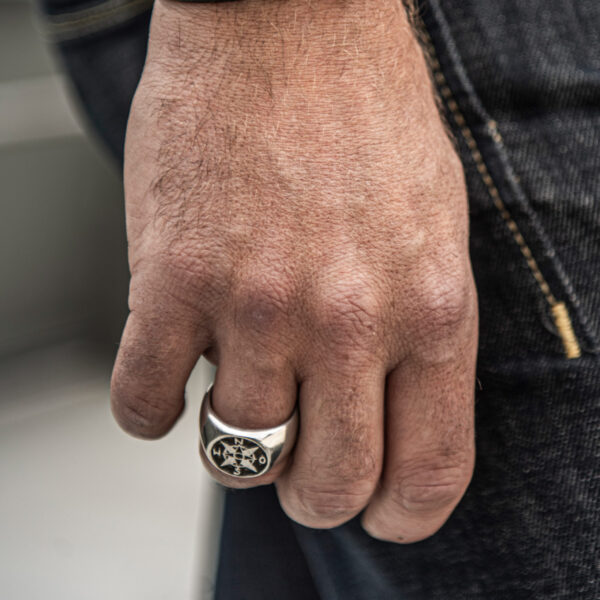 Anillo de sello de brújula, imagen de muestra a mano. de joyas de Neptuno.