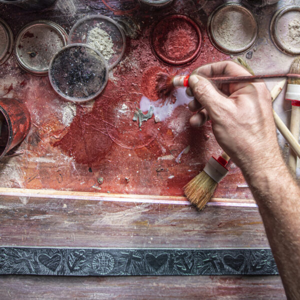 Atelier Bijoux Neptune. Illustration Teinture à la main des sangles de ceinture.