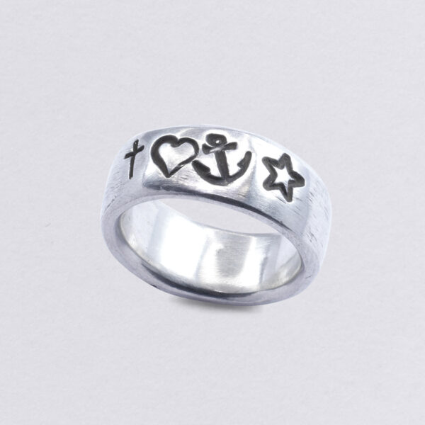 Band ring with optional embossing. Examples heart, anchor, star and cross. Size approx. 14 x 25 mm. From Neptune Jewels.