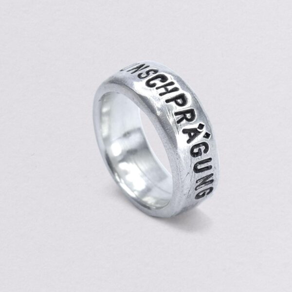 Band ring with optional embossing. Size approx. 14 x 25 mm. From Neptune Jewels.