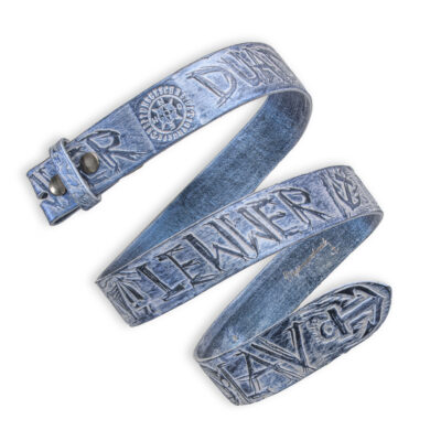 Handgeprägter Wechselgürtel, blau 4 cm, Motiv Lewer duad üs Slav, von Neptunsgeschmeide.