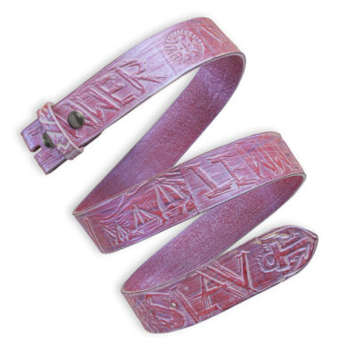 Handgeprägter Wechselgürtel, pink 4 cm, Motiv Lewer duad üs Slav, von Neptunsgeschmeide.