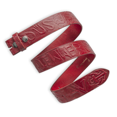 Handgeprägter Wechselgürtel, rot 4 cm, Motiv Lewer duad üs Slav, von Neptunsgeschmeide.