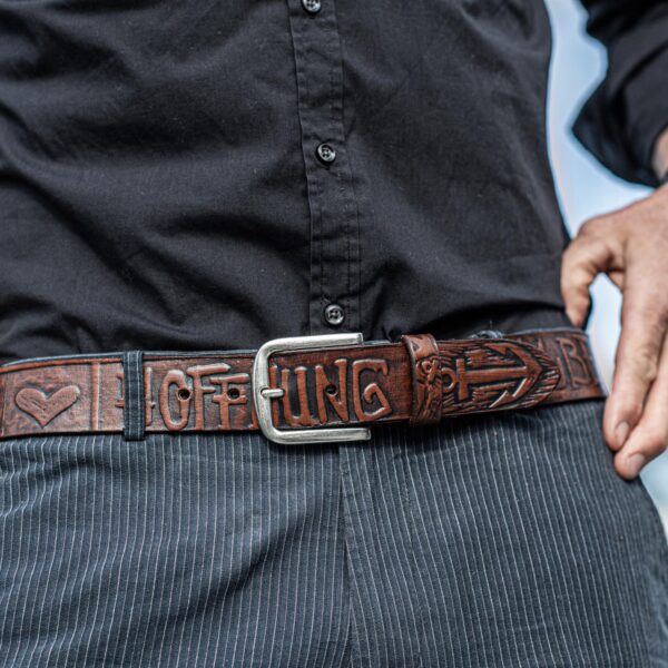 Ceinture Faith Love Hope en marron par Neptune Jewels.