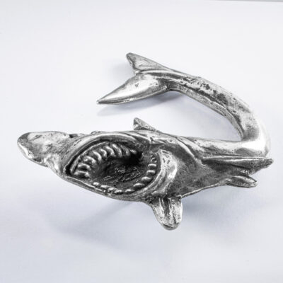 Gürtelschließe oder Gürtelschnalle, Motiv "Hai", Format ca 10 x 10 cm, Farbe geschwärzt. Handarbeit von Neptunsgeschmeide.