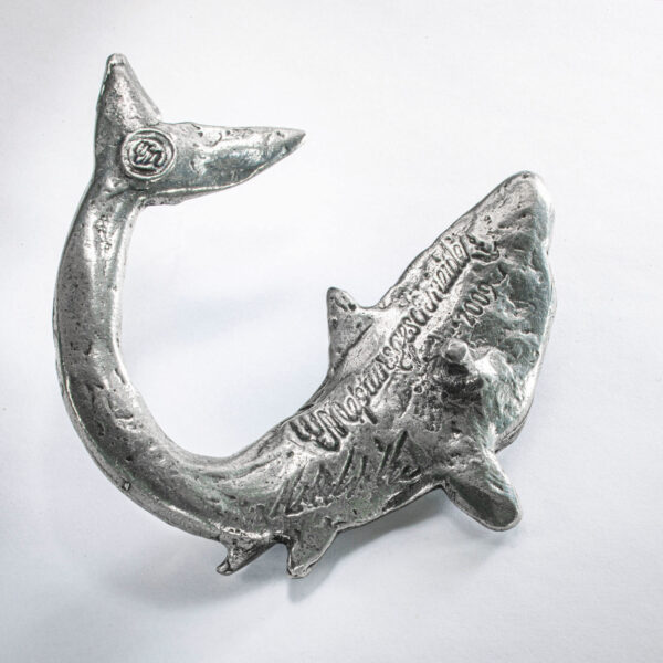 Gürtelschließe oder Gürtelschnalle, Motiv "Hai", Format ca 10 x 10 cm, Farbe geschwärzt, Ansicht Rückseite. Handarbeit von Neptunsgeschmeide.
