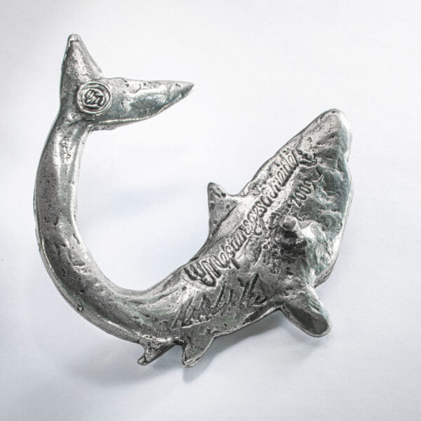 Belt clasp or belt buckle, "Shark" motif, format approx. 10 x 10 cm, color blackened, rear view. Handcrafted by Neptune Jewels.