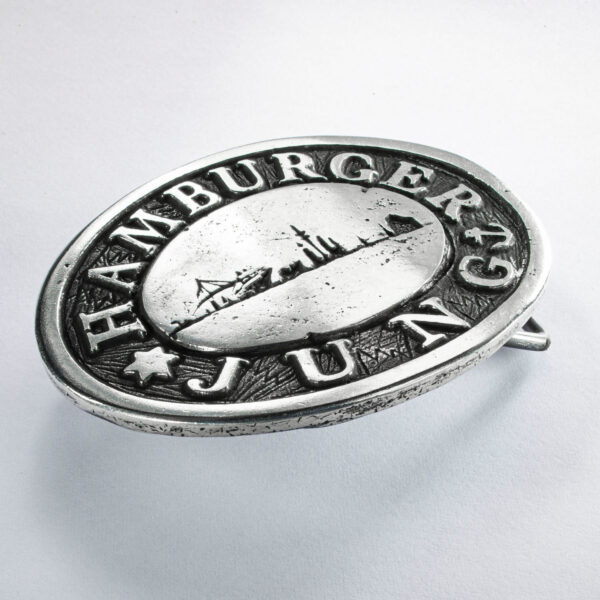 Gürtelschließe oder Gürtelschnalle, Motiv "Hamburger Jung", Format oval 8 x 6 cm erhaben, Farbe geschwärzt. Handarbeit von Neptunsgeschmeide.