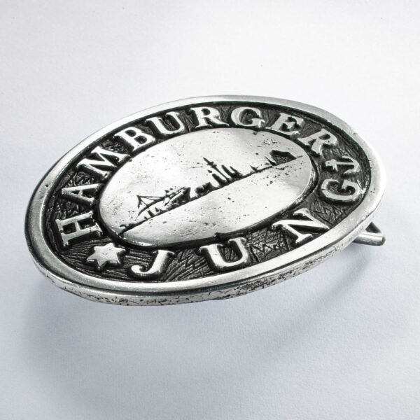 Broche o hebilla de cinturón, motivo "Hamburger Jung", formato ovalado 8 x 6 cm, color ennegrecido. Hecho a mano por Neptune Jewels.