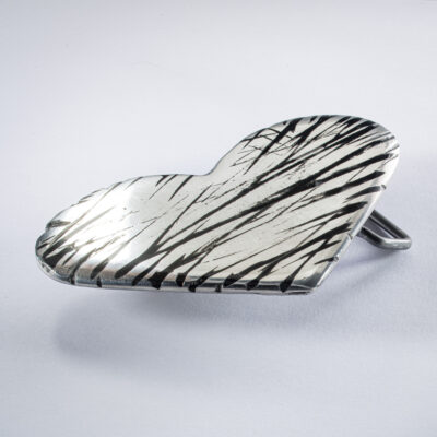 Gürtelschließe oder Gürtelschnalle, Motiv "Herz", Format ca. 9 x 6 cm erhaben, Farbe schwarz gefeilt. Handarbeit von Neptunsgeschmeide.
