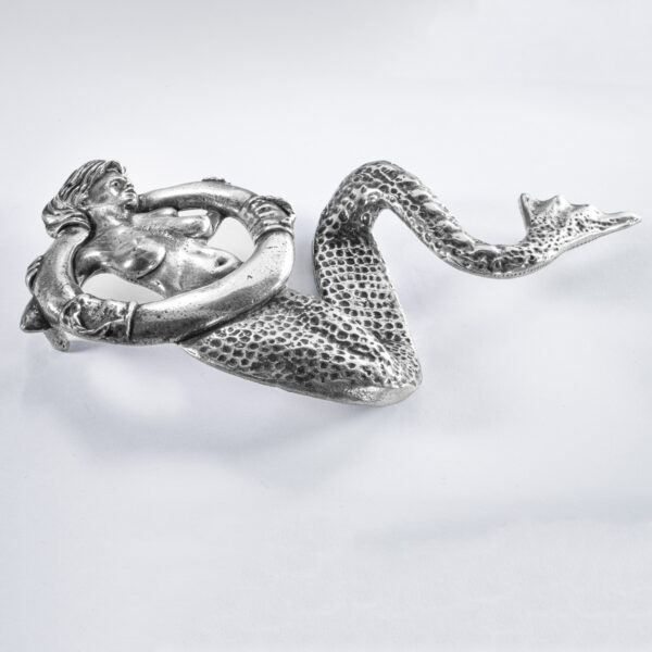 Beltespenne eller spenne, motiv "Big Mermaid", format ca 18 x 12 cm, 350 g, farge svertet. Håndlaget av Neptune Jewels.