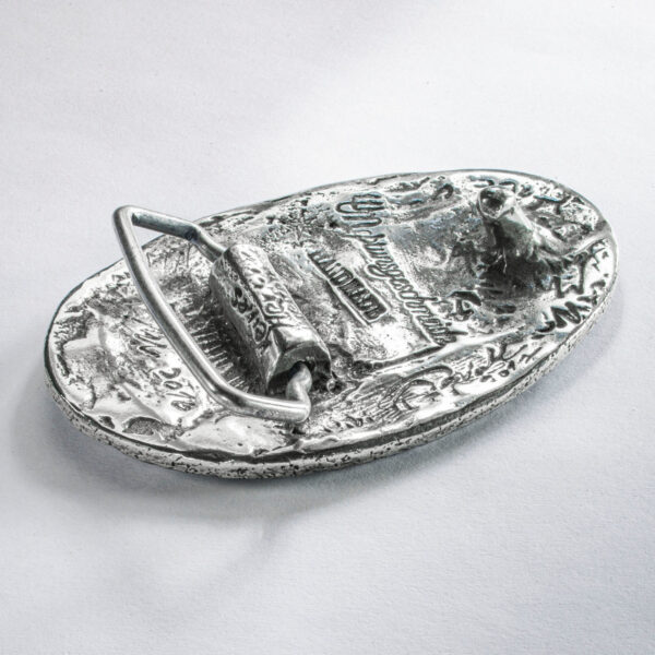 Gürtelschließe oder Gürtelschnalle, Motiv "Sylter Deern", Format oval 7 x 5 cm erhaben, Rückseite. Handarbeit von Neptunsgeschmeide.
