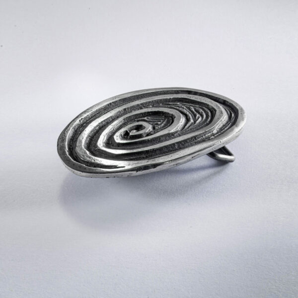 Gürtelschließe oder Gürtelschnalle, Motiv "Strudel" klein, Format oval 8 x 5,5 cm, Farbe geschwärzt. Handarbeit von Neptunsgeschmeide.