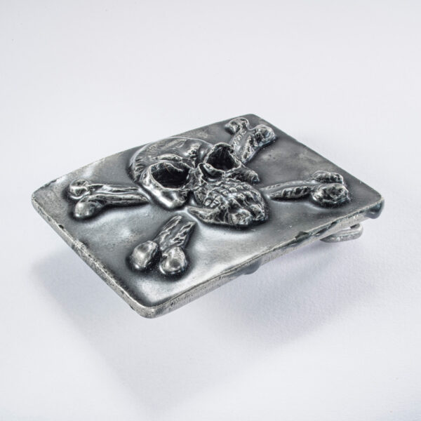 Belt clasp or belt buckle, "Skull" motif, rectangular format approx. 7 x 5 cm, black color coating. Handcrafted by Neptune Jewels.