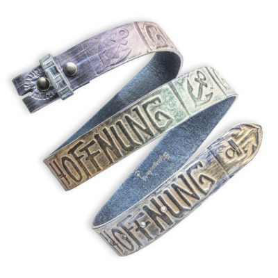 Handgeprägter Wechselgürtel, regenbogen 4 cm, Motiv: Glaube Liebe Hoffnung. Textprägung. Ledergürtel von Neptunsgeschmeide.