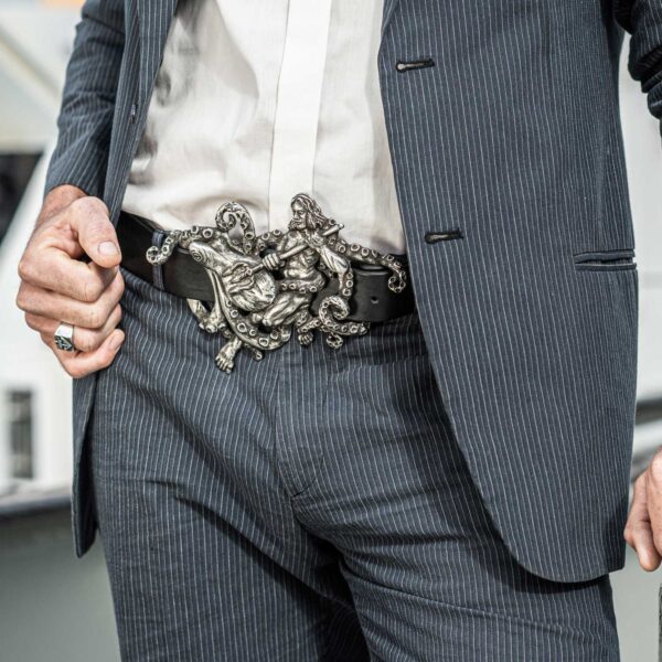 The Neptun belt buckle by Neptunsschmeide is worn by a man in a suit.