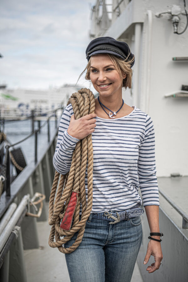 O cinto de âncora de joias Netuno é usado pelo modelo no navio.