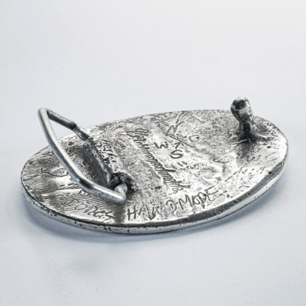 Gürtelschließe oder Gürtelschnalle, Motiv "Ahoi", Format oval erhaben 8 x 6 cm, Rückseite. Handarbeit von Neptunsgeschmeide.