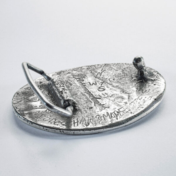 Fermoir ou boucle de ceinture, motif "Ahoi", format ovale en relief 8 x 6 cm, verso. Fabriqué à la main par Neptune Jewels.