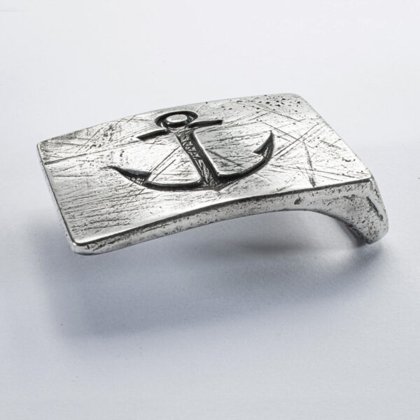 Motivbeltespenne eller beltespenne "Anchor angular recessed", vinkelformat ca 7 x 4,5 cm, farge svertet. Håndlaget av Neptune Jewels.