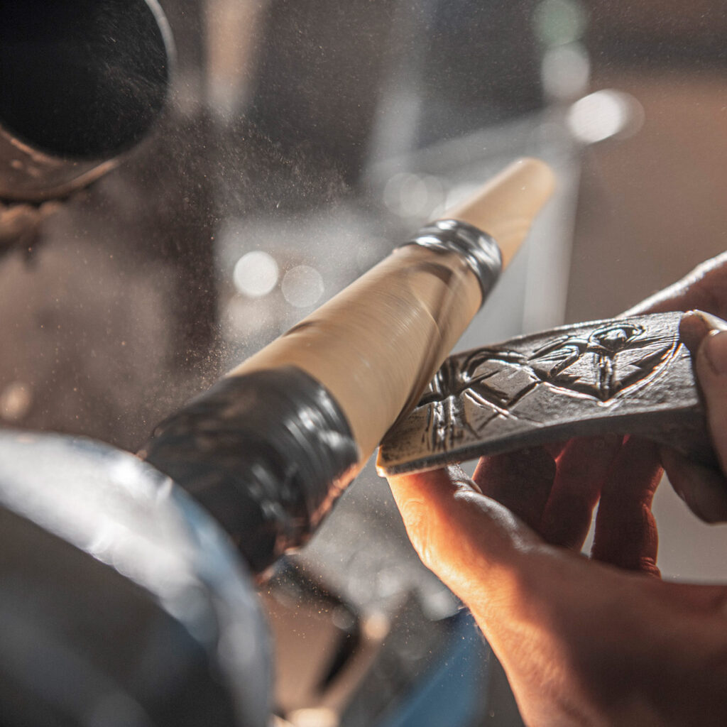 Werkstattbild von Neptunsgeschmeide: Herstellung Schliff der Glaube Liebe Hoffnung Gürtelschnalle.