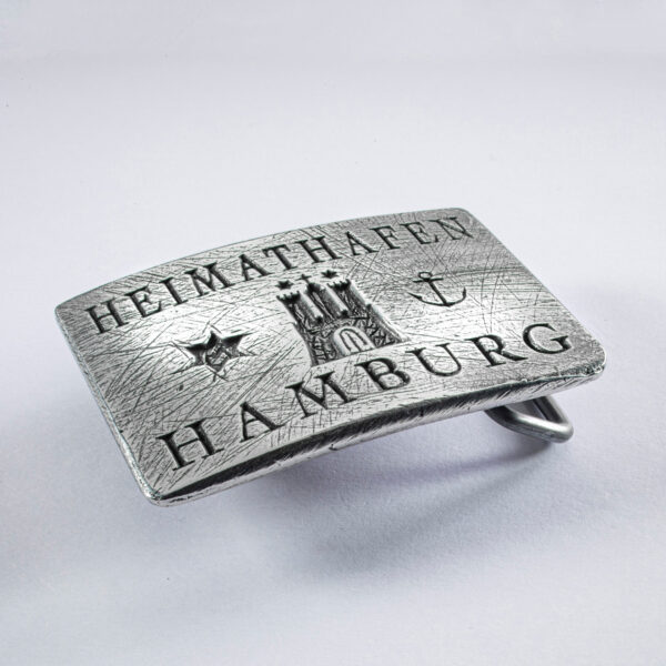 Motivbeltespenne eller beltespenne Heimathafen Hamburg med Hammaburg, stjerne og anker, kvadratisk format ca 5,5 x 7,5 cm, farge svertet. Håndlaget av Neptune Jewels.