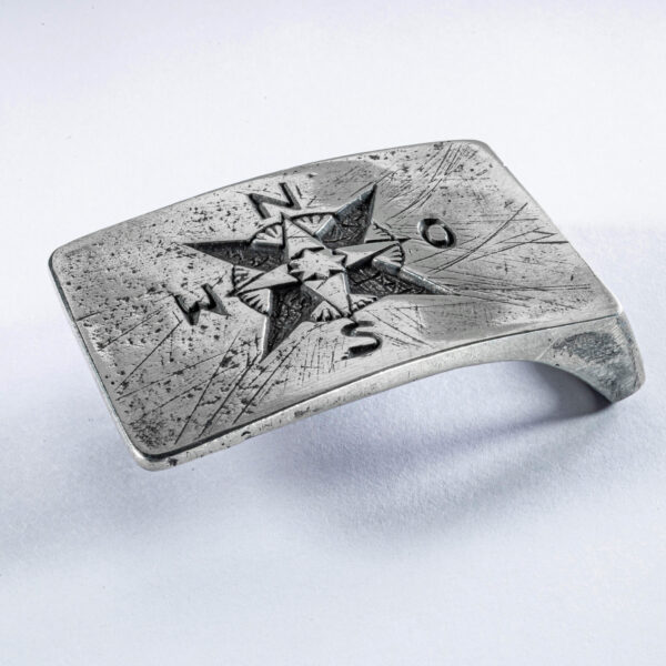 Gürtelschließe oder Gürtelschnalle, Motiv "Kompass", Format eckig vertieft 7 x 4,5 cm, Farbe geschwärzt. Handarbeit von Neptunsgeschmeide.