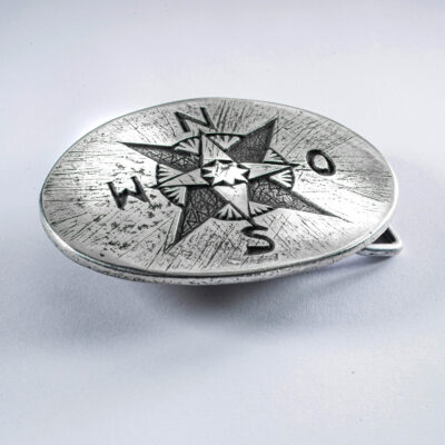 Gürtelschließe oder Gürtelschnalle, Motiv "Kompass", Format oval klein vertieft 8 x 6 cm, Farbe geschwärzt. Handarbeit von Neptunsgeschmeide.