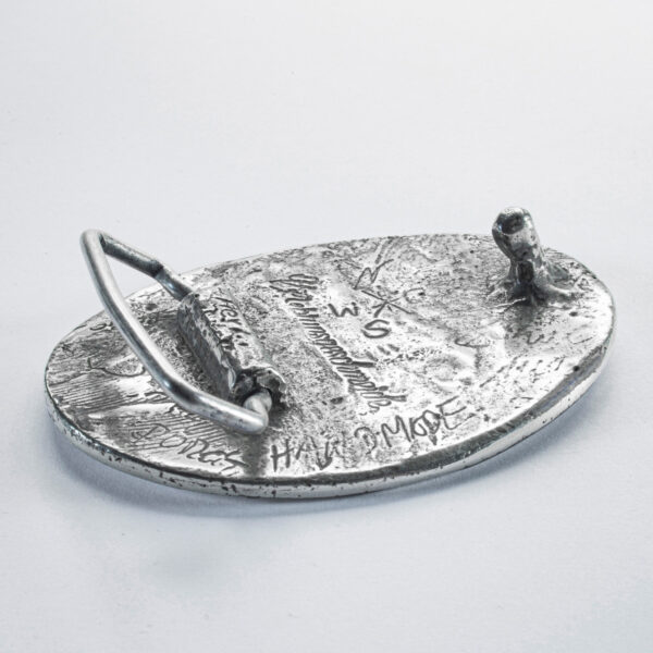 Gürtelschließe oder Gürtelschnalle, Motiv "Kompass", Format oval klein vertieft 8 x 6 cm, Rückseite. Handarbeit von Neptunsgeschmeide.