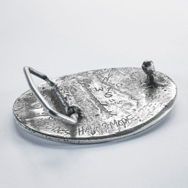 Motiv Gürtelschnalle oder Gürtelschließe Moin oval, Format oval erhaben ca. 8 x 6 cm, Rückseite. Handarbeit von Neptunsgeschmeide.