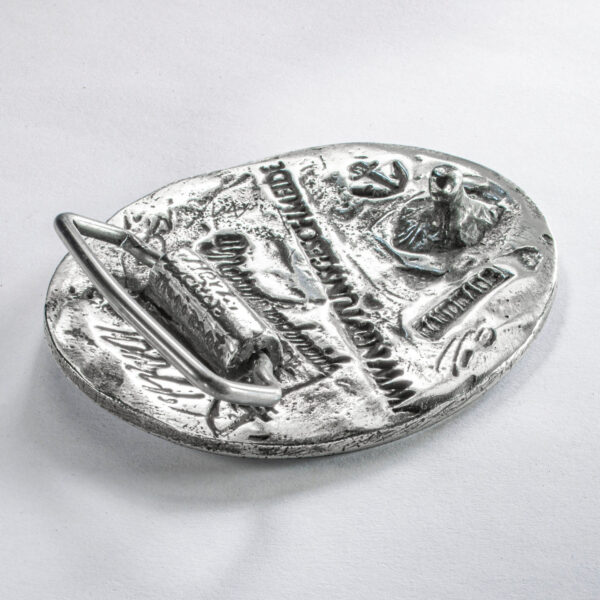 Gürtelschließe oder Gürtelschnalle, Motiv "Sylt", Format oval erhaben 8 x 6 cm, Rückseite. Handarbeit von Neptunsgeschmeide.