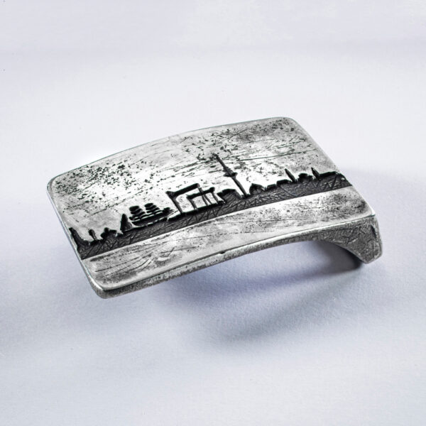 Bälteslås eller bältesspänne, motiv Kiel skyline, ovalt format 7 x 4,5 cm, färg svärtad. Handgjorda av Neptune Jewels.