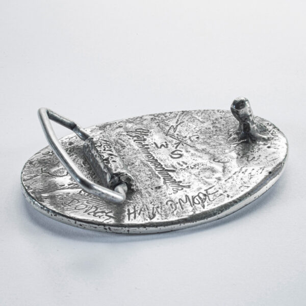 Fecho de cinto ou fivela de cinto, motivo Lübeck skyline, formato oval 8 x 6 cm, costas. Feito à mão por Neptune Jewels.