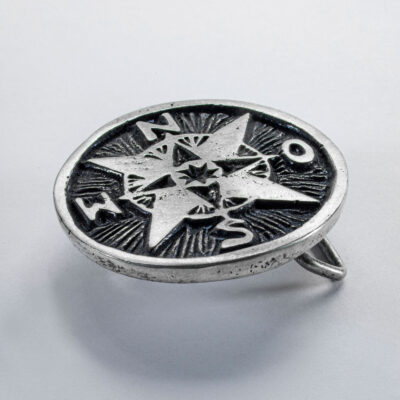 Motiv Gürtelschnalle oder Gürtelschließe Kompass rund, Format ca. 7 cm, Farbe geschwärzt. Handarbeit von Neptunsgeschmeide.