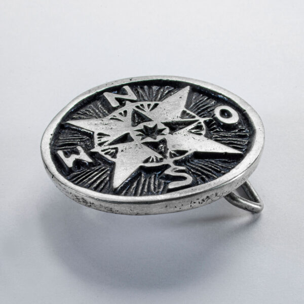 Motif belt buckle or belt buckle compass round, format approx. 7 cm, color blackened. Handcrafted by Neptune Jewels.