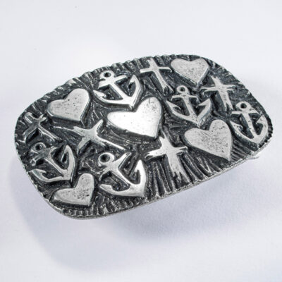 Motiv bæltespænde eller bæltespænde Faith Love Hope semi-oval, præget motiv, format ca 9 x 6 cm, farve sort. Håndlavet af Neptune Jewels.