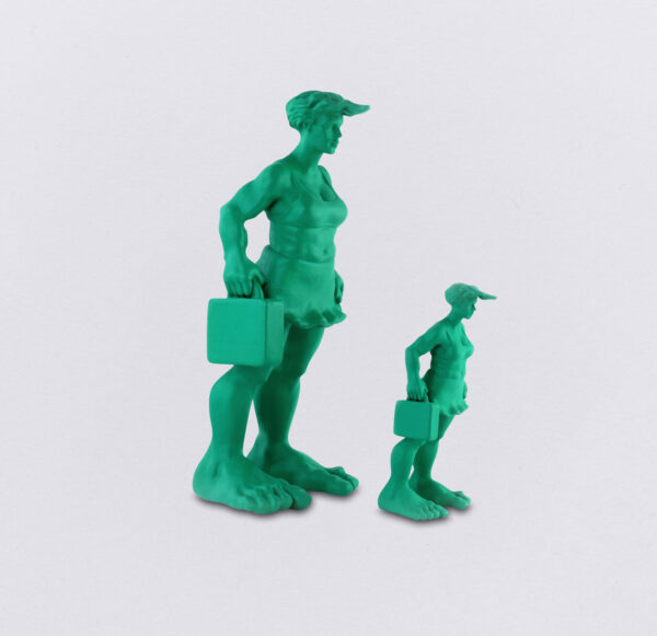 Miniaturen der grünen Sylter Riesin, im Größenvergleich 10 und 18 cm. Aus der Skulpurengruppe: Reisende Riesen im Wind vom Künstler Martin Wolke.