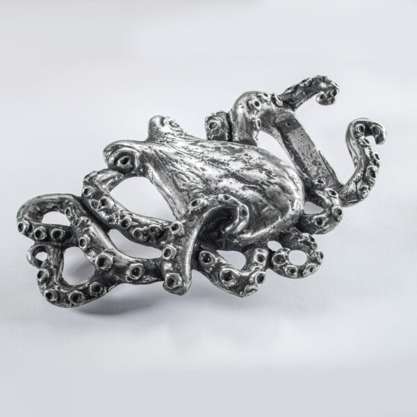 Riemsluiting of riemgesp, motief "Grote octopus", formaat ca. 15 x 7,5 cm, figuratieve voorstelling. kleur zwart gemaakt. Handgemaakt door Neptune Jewels.