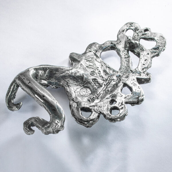 Beltespenne eller beltespenne, motiv "Big octopus", format ca 15 x 7,5 cm, figurativ fremstilling. Farge svertet, bakside. Håndlaget av Neptune Jewels.