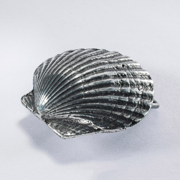 Motiv Gürtelschnalle oder Gürtelschließe Muschel, Format ca. 6 x 7 cm, Farbe geschwärzt. Handarbeit von Neptunsgeschmeide.