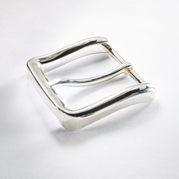 Simple buckle buoy made of Neptune jewels. High gloss, electroplated silver. Dimensions approx. 6 x 5 cm.