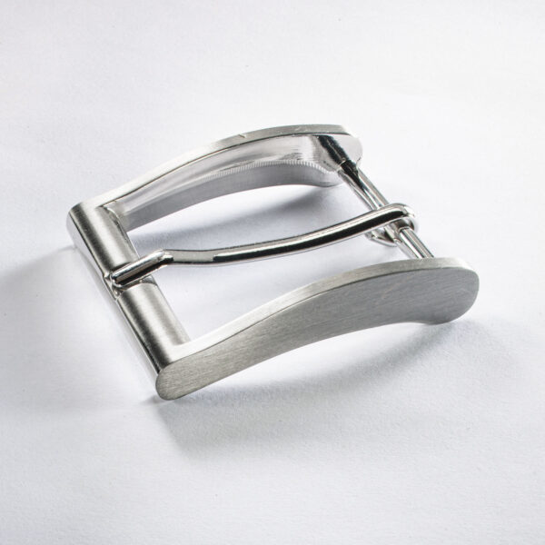 Simple buckle Breeze of Neptune jewelry. Satin silver, electroplated silver. Dimensions approx. 6 x 5 cm.