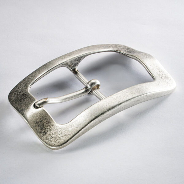 Simple Ebbe buckle from Neptune jewelry. Old silver, electroplated with silver. Dimensions approx. 9 x 5 cm.