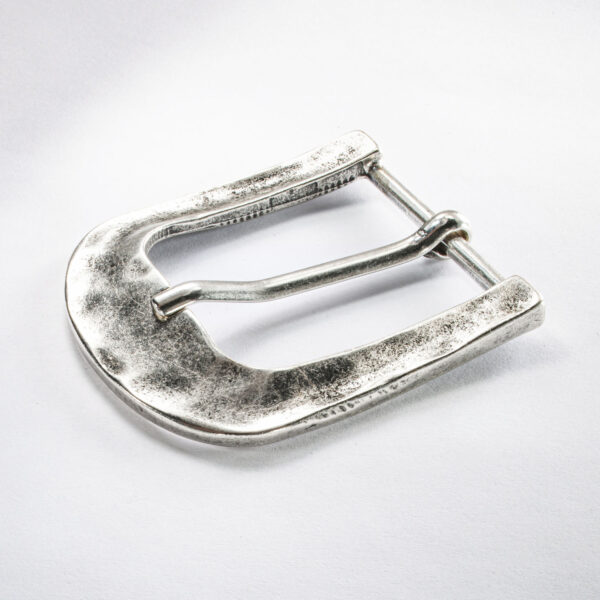 Plain buckle flounder of Neptune jewelry. Old silver, electroplated with silver. Dimensions approx. 7,5 x 5 cm.