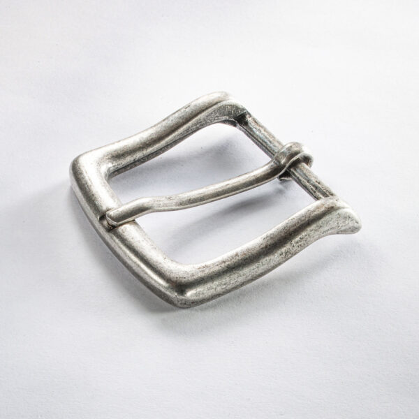 Quilla de hebilla simple de joyería Neptune. Plata vieja, galvanizada con plata. Dimensiones aproximadas 5 x 5 cm.