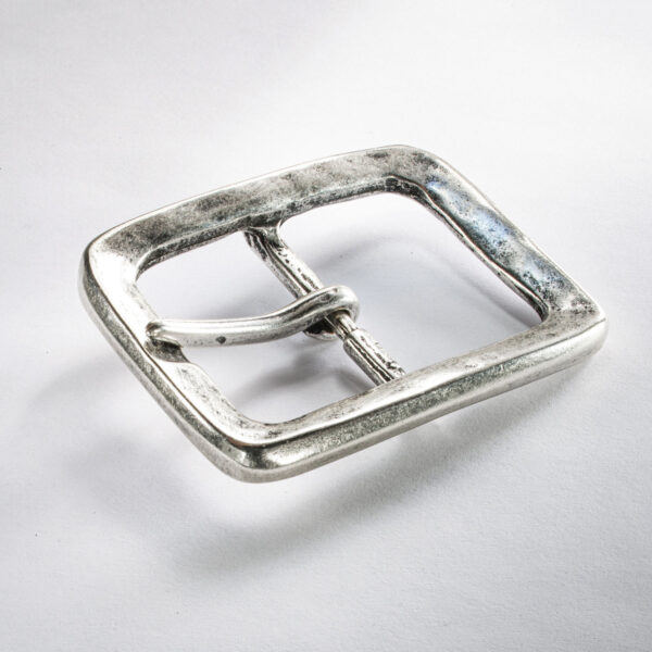 Fibbia semplice Luke di Neptunsjewellery. Argento antico, placcato con argento. Dimensioni circa 7,5 x 5 cm.