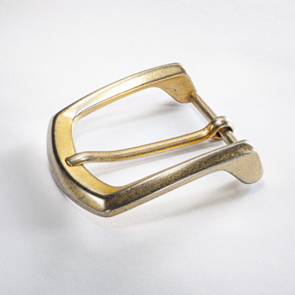 Simple buckle cleat from Neptunsjewellery. Gold-plated, electroplating containing gold. Dimensions approx. 6,5 x 5 cm.