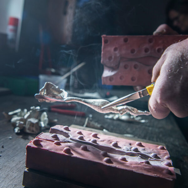 Molding of a tin casting blank Flaschennixe Bottle cap from the silicone mold, from Neptunsschmeiße.