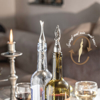 Flaschennixe Flaschenverschluss steckt in Weinflasche. von Neptunsgeschmeide.