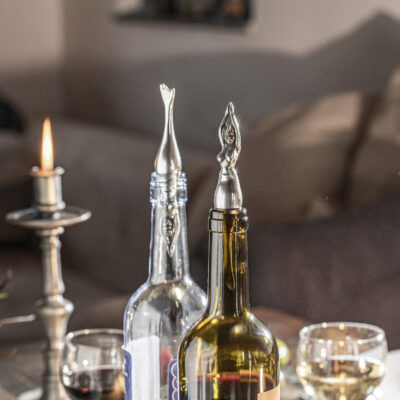 Flaschennixe Flaschenverschluss steckt in Weinflasche. von Neptunsgeschmeide.
